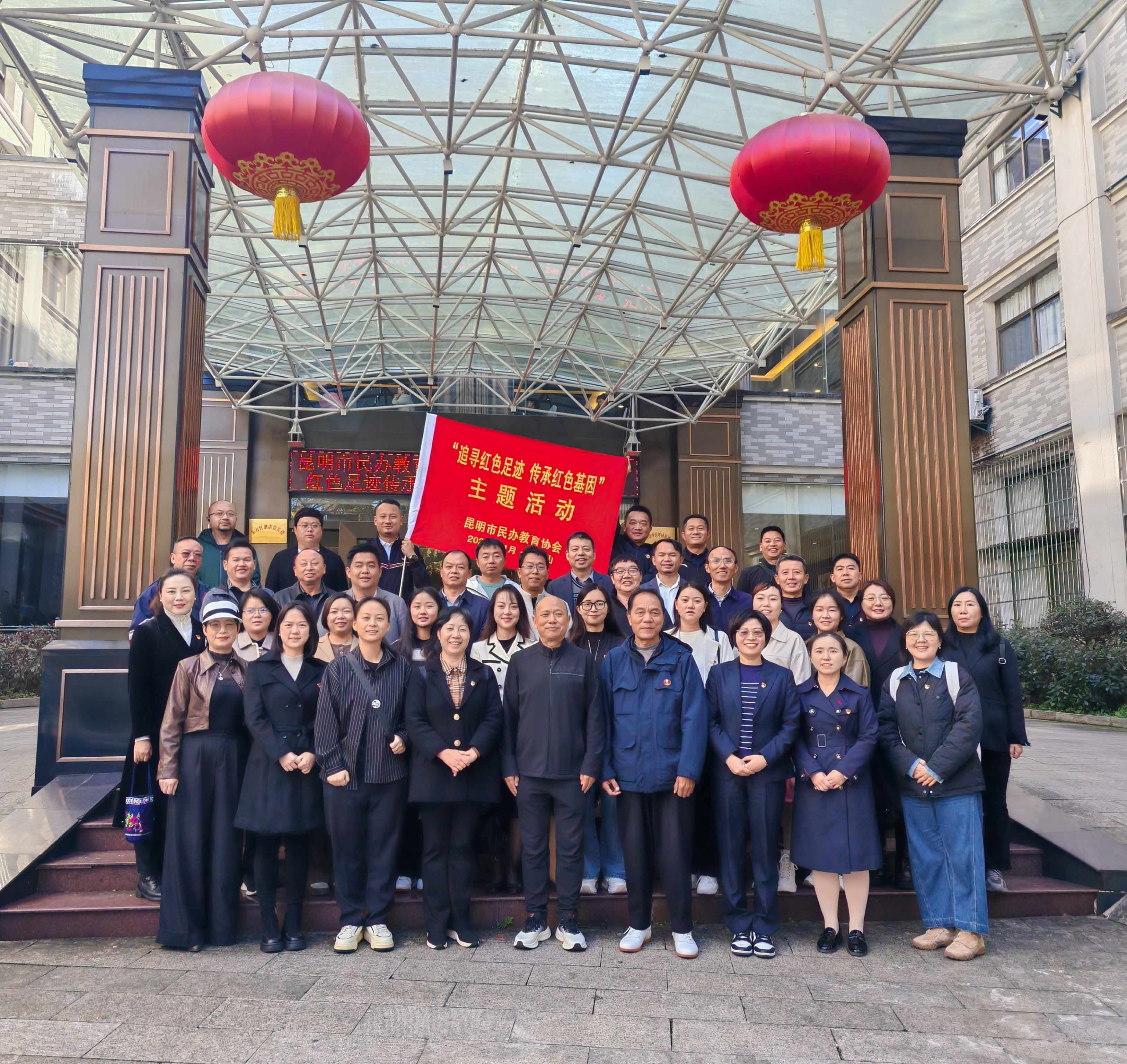 1732513210679906.jpg 酒店下面的合照.jpg