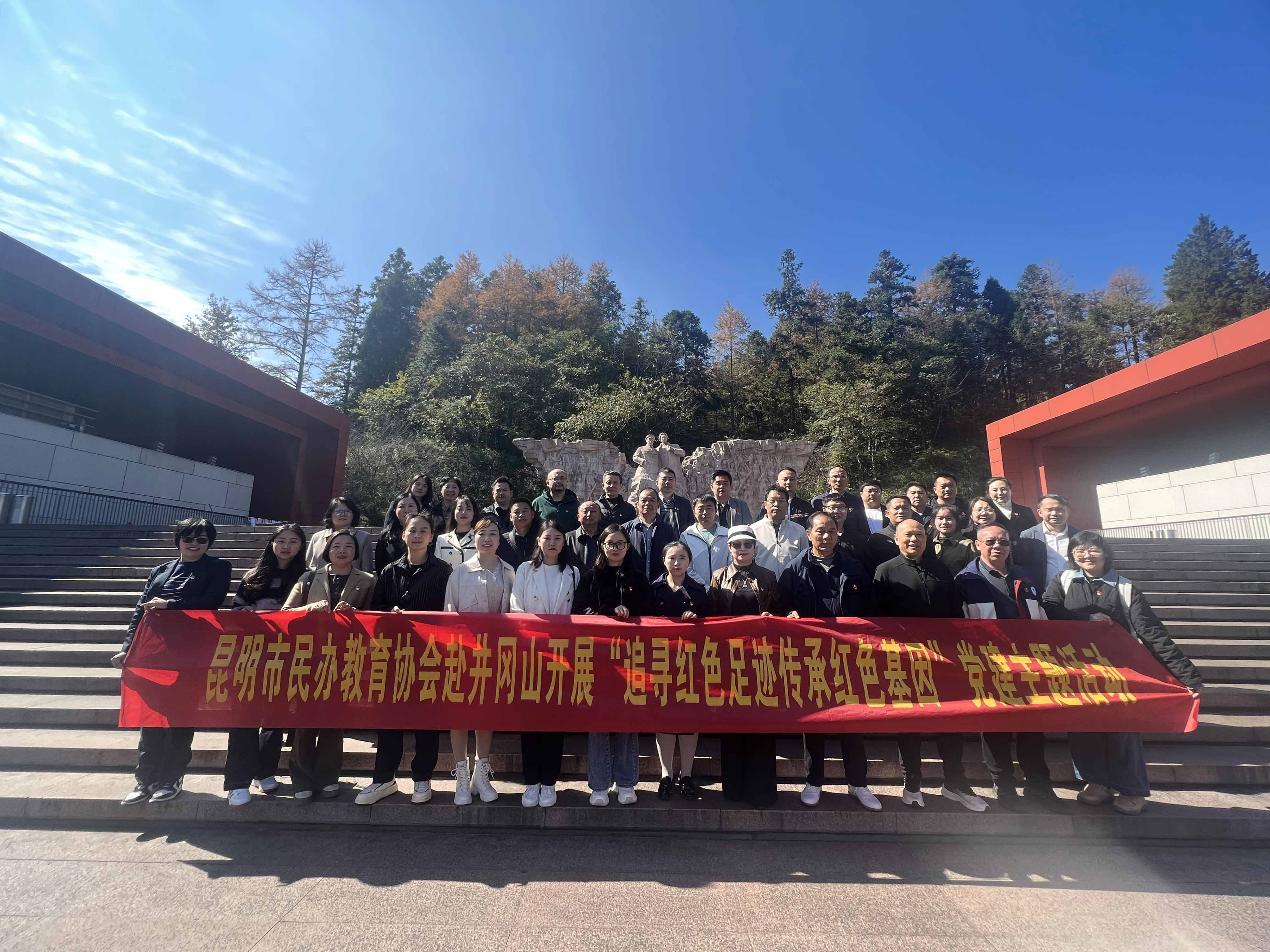 1732513562932537.jpg 参观革命历史博物馆1.jpg