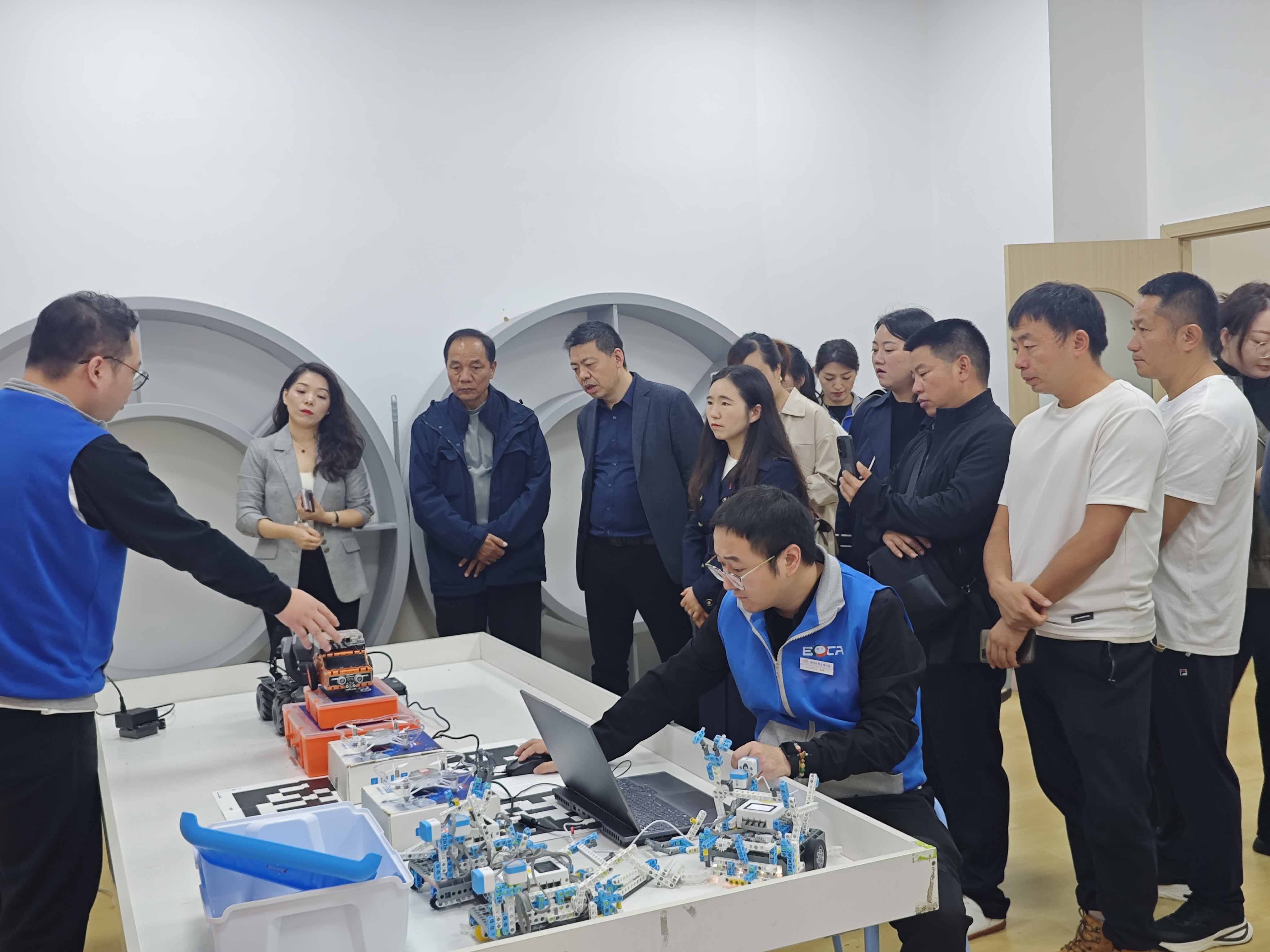 1732514018380261.jpg 参观博佳机器人培训学校.jpg